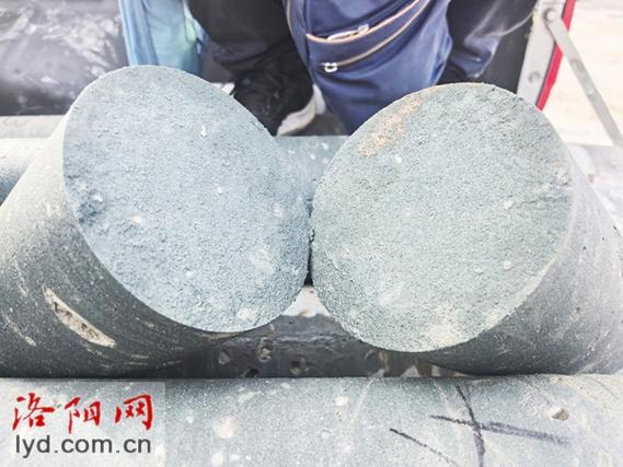 施工单位在铺设这段道路的路基时采用了一种新材料,这种新材料的原料