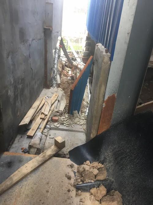 受路基坍塌影响,工作人员禁止入内施工,存油间南侧墙体未使用防火材料