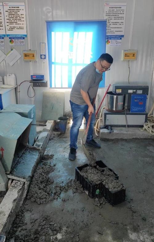 六安段)全线首件预制箱梁顺利浇筑完成